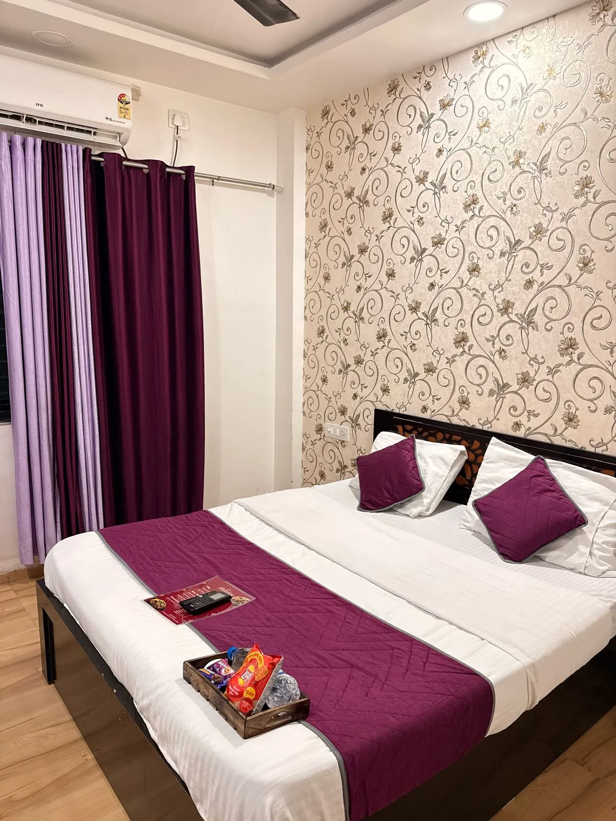 Room — Warm and Elegant Vibe